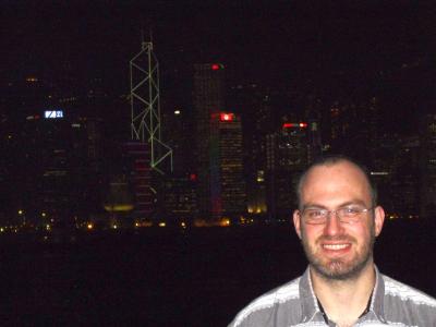 Ich vor der Skyline von Hong Kong
